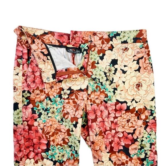 Larry Levine Floral Print Bermuda Shorts, Size 10 - Picture 6 of 7